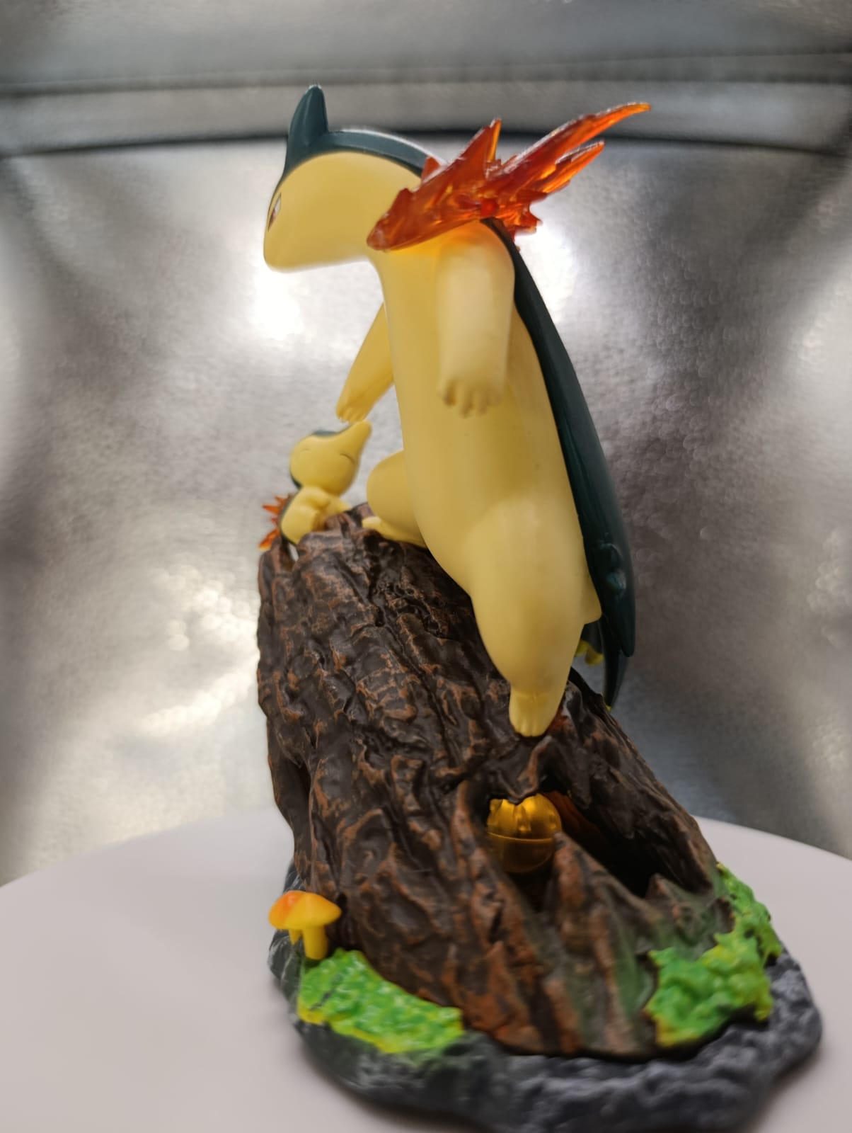 Typhlosion Action Figure, vista lateral esquerda