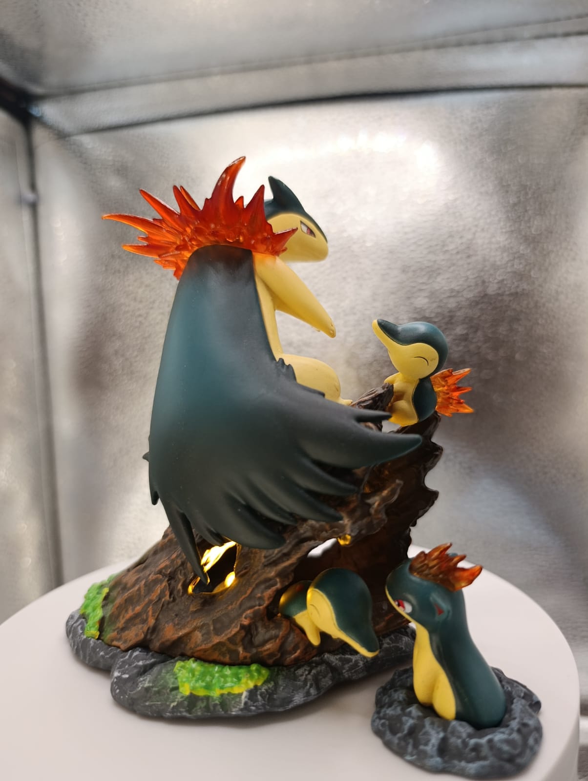 Typhlosion Action Figure, vista traseira